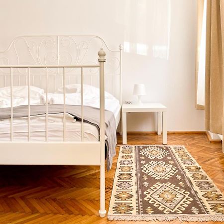 White Moon Apartment Brasov Bagian luar foto