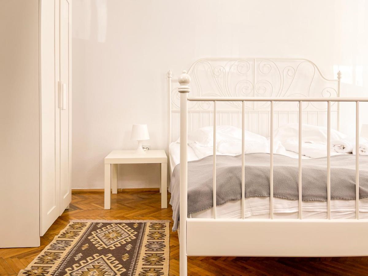 White Moon Apartment Brasov Bagian luar foto