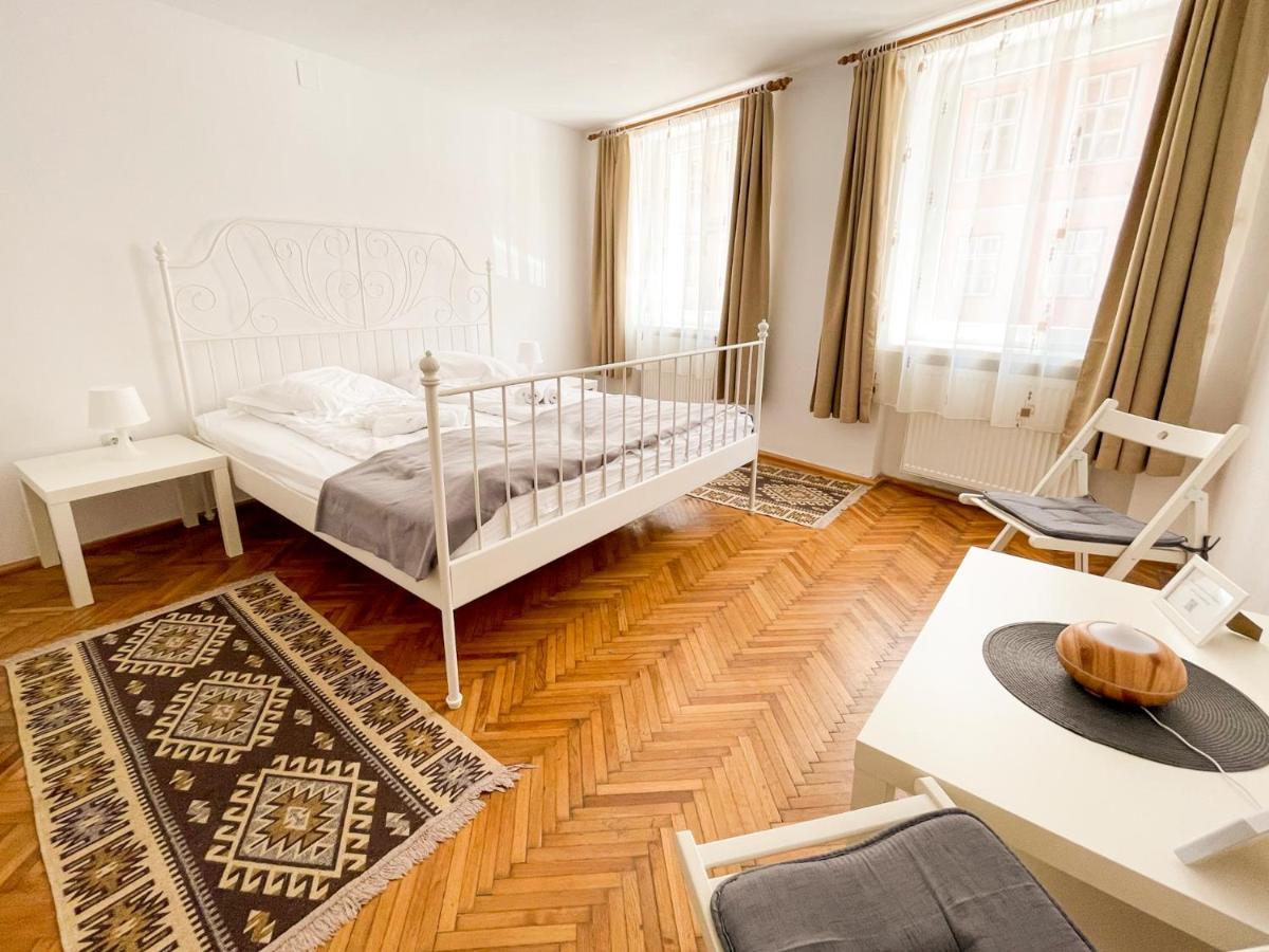 White Moon Apartment Brasov Bagian luar foto