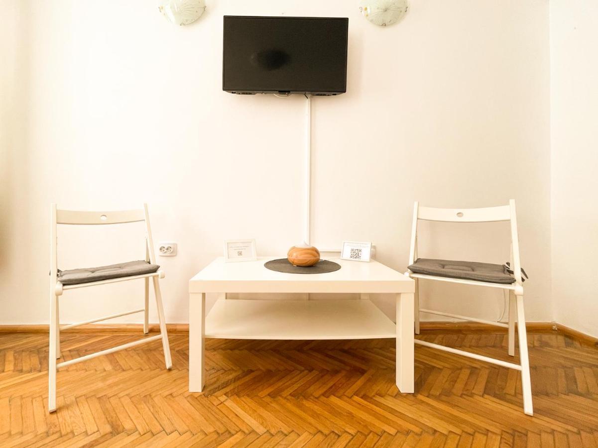 White Moon Apartment Brasov Bagian luar foto