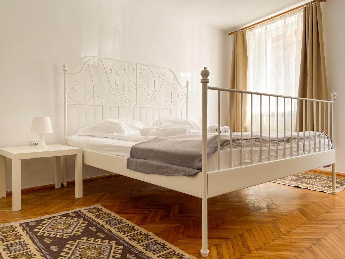 White Moon Apartment Brasov Bagian luar foto