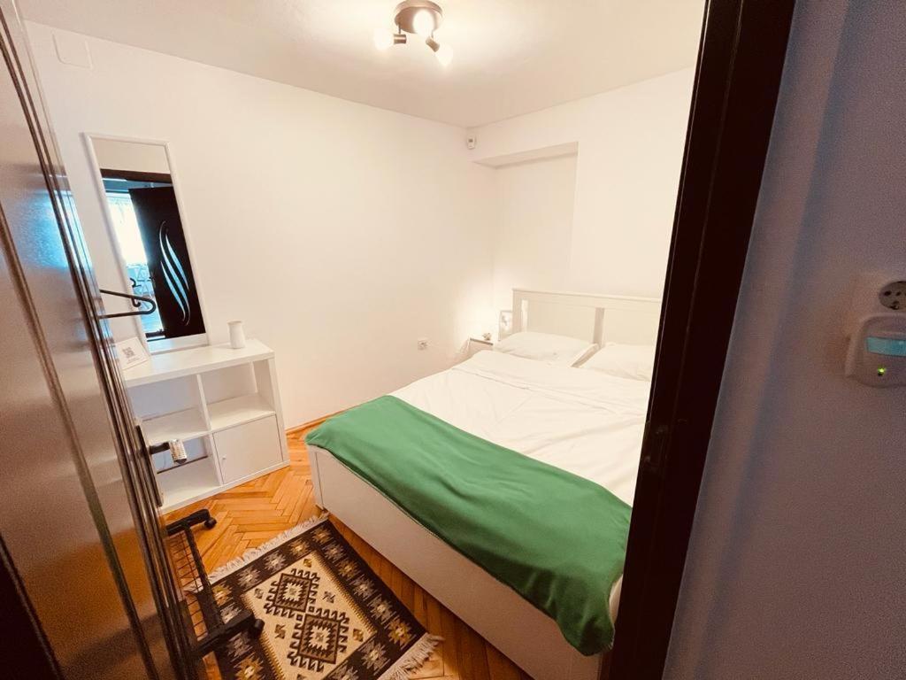 White Moon Apartment Brasov Bagian luar foto