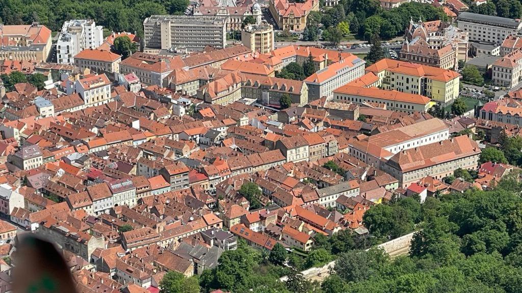 White Moon Apartment Brasov Bagian luar foto